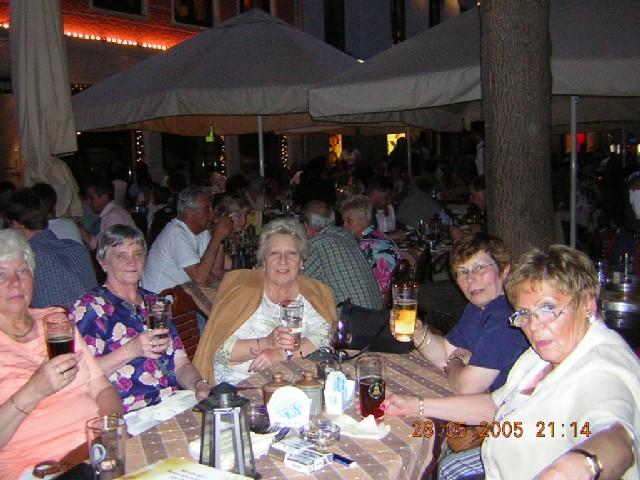 Muenchen - Biergarten.JPG